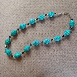 Collana di perline di carta fatta a mano
