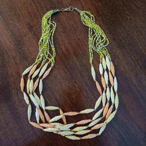 Collana di perline di carta fatte a mano