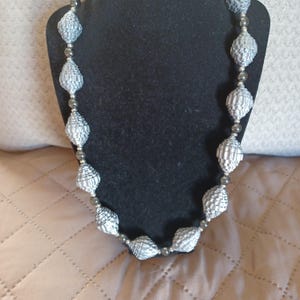 Collana di perline di carta fatta a mano