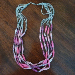 Collana di perline di carta fatte a mano