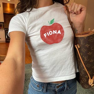 Fiona, Apple Baby T-Shirt für Musikfans, 2000er Jahre Retro Band Tee, Y2K Grafik T-Shirt, Vintage-Stil Musik-Liebhaber Geschenk, Fiona Apple Künstler Geschenk für Fan