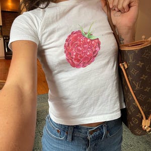 Hallon babytröja: 90-tals vintage cottagecore-stil