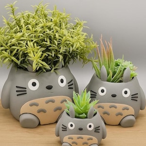 Doniczka Totoro z ruchomymi nogami – doniczka i uchwyt na długopisy wydrukowane w 3D – idealna do domu lub na biurko – uroczy fanartowy wzór, dostępne 4 rozmiary