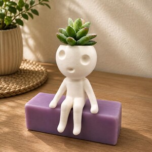 Maceta Kodama sentada en una cornisa - Inspirada en Studio Ghibli - Princesa Mononoke - Macetas para suculentas - Tree Spirit - Maceta de interior