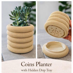 Puede incluir: Una maceta cilíndrica de color beige con una textura acanalada que recuerda a monedas apiladas. La maceta cuenta con una base extraíble que funciona como bandeja de goteo oculta y orificios de drenaje. El texto Coins Planter with Hidden Drip Tray es visible.