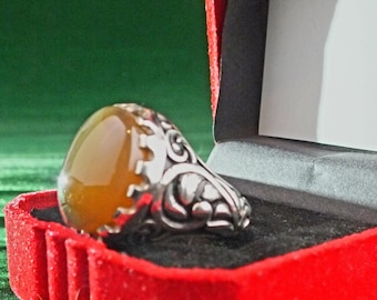 Beautiful hand made size 8 Bahrini 990 sterling silver (Aarif work) with eye agate(Baqarani aqeeq)