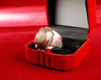 Beautiful hand made size 9 Bahrini 990 sterling silver with eye agate(Baqarani aqeeq)