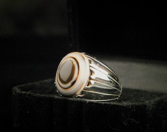 Beautiful hand made size 9 Bahrini 925 sterling silver with eye agate(Baqarani aqeeq)
