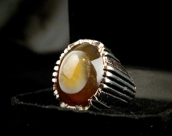 Beautiful hand made size 11 Bahrini 990 sterling silver (Aarif work) with eye agate(Baqarani aqeeq)