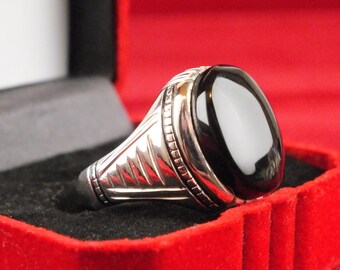 Beautiful hand made size 9 Bahraini 990 silver with plack agate Shifta (aqeeq)
