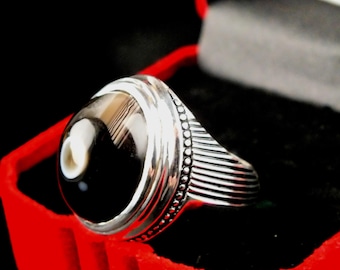 Beautiful hand made size 9 Bahraini 970 sterling silver with eye agate Sulaimani