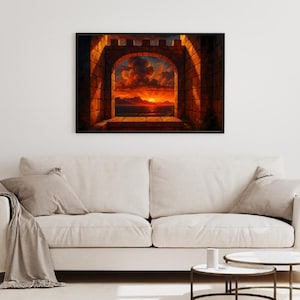 Könnte beinhalten: Ein gerahmtes Kunstwerk, das einen Sonnenuntergang durch einen Torbogen zeigt. Das Gemälde weist warme Farbtöne von Orange, Rot und Gelb auf, mit einem dunklen Rand. Das Kunstwerk wird über einem cremefarbenen Sofa ausgestellt.