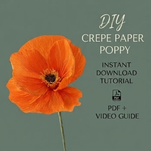 Könnte beinhalten: Eine leuchtend orangefarbene Mohnblume aus Krepppapier an einem dünnen grünen Stiel. Der Text lautet: DIY CREPE PAPER POPPY, INSTANT DOWNLOAD TUTORIAL, PDF + VIDEO GUIDE, mit einem PDF-Symbol. Der Hintergrund ist ein einfarbiges, gedecktes Grün.