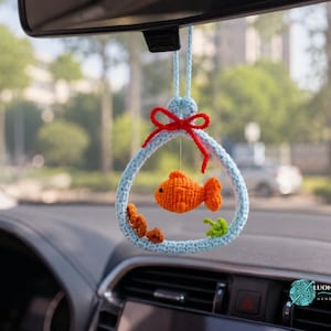 Schema PDF per realizzare un ciondolo a forma di pesce all'uncinetto da appendere in auto, un ornamento amigurumi a forma di pesce da appendere in una ciotola, un ciondolo per lo specchietto retrovisore, una decorazione per auto, un ciondolo per borsetta o un portachiavi. Download immediato.