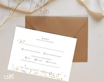 Pode incluir: Um cartão RSVP branco com uma borda floral. O cartão tem um "M" manuscrito no topo e inclui caixas de seleção para aceitar ou recusar o convite. Também inclui opções para selecionar um prato principal: carne bovina, frango ou vegetariano. O texto "RSVP" e "Responda gentilmente até 05.09.2021" está impresso no cartão.