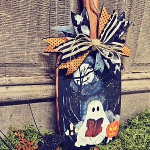 Tabla de cortar con forma de fantasma pintado a mano y linterna de Halloween
