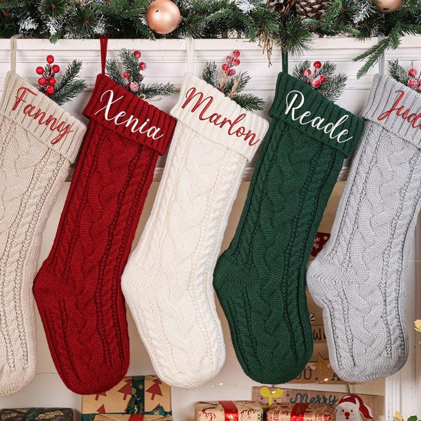 Personalisierter gestrickter Weihnachtsstrumpf: Gestickter Familienname