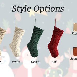 Puede incluir: La imagen muestra cuatro calcetines navide&ntilde;os de punto trenzado en beige, blanco, verde y rojo, con pu&ntilde;os a juego. La imagen tambi&eacute;n muestra dos parches de cuero, uno caqui y otro marr&oacute;n, con el texto "Style Options" en la parte superior.