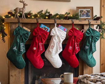 Calcetín navideño de terciopelo personalizado: lazo bordado de alta costura