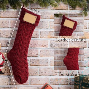 Puede incluir: Un calcet&iacute;n navide&ntilde;o rojo con dise&ntilde;o de punto trenzado, de 35 cm de largo y 14 cm de ancho, con un parche de cuero. El calcet&iacute;n se muestra contra una pared de ladrillos con decoraciones navide&ntilde;as. El texto "Leather carving" y "Twist craft" son visibles.