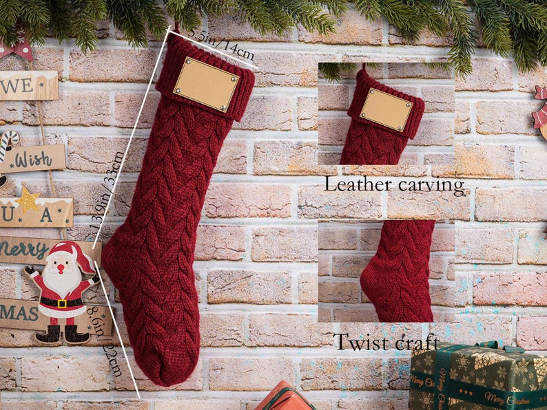 Puede incluir: Un calcet&iacute;n navide&ntilde;o rojo con dise&ntilde;o de punto trenzado, de 35 cm de largo y 14 cm de ancho, con un parche de cuero. El calcet&iacute;n se muestra contra una pared de ladrillos con decoraciones navide&ntilde;as. El texto "Leather carving" y "Twist craft" son visibles.