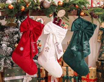 Calcetín navideño de terciopelo personalizado: nombre bordado, lazo de alta costura.