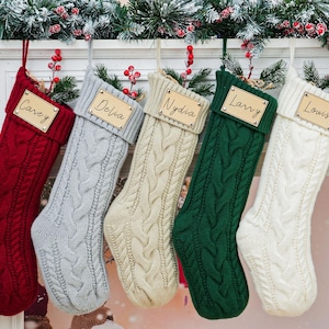 Bas de Noël en tricot personnalisés : écusson en cuir gravé, décoration des Fêtes