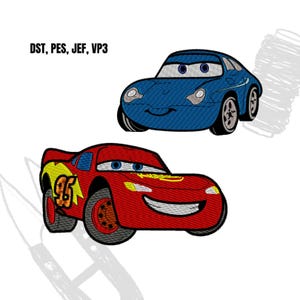 Könnte beinhalten: Zwei gestickte Autodesigns. Eines ist ein rotes Rennauto mit der Nummer 95 und gelben Akzenten. Das andere ist ein blaues Auto mit einem lächelnden Gesicht. Der Text "DST, PES, JEF, VP3" befindet sich oben links.