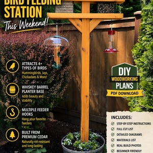 Może przedstawiać: Drewniana stacja do karmienia ptaków z podstawą w kształcie beczki po whisky, wieloma haczykami i wiszącymi karmnikami. Tekst głosi: BUILD THIS BIRD FEEDING STATION This Weekend! DIY WOODWORKING PLANS PDF DOWNLOAD INCLUDES: STEP-BY-STEP INSTRUCTIONS.