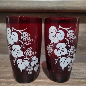 Vintage set van twee robijnrode wijnstokglazen Anchor Hocking