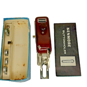 Ojalador para máquina de coser Kenmore vintage con accesorios y estuche.