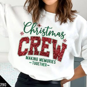 Könnte beinhalten: Weißer Pullover mit rotem Glitzertext, der "Christmas Crew Making Memories Together" lautet.