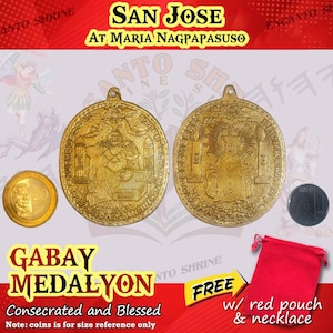 Pode incluir: Dois medalhões ovais de metal dourado com imagens religiosas em relevo, incluindo uma figura central e texto. Uma moeda de 20 pesos está colocada à esquerda para escala, e uma pequena bolsa de tecido vermelho está posicionada no canto inferior direito.