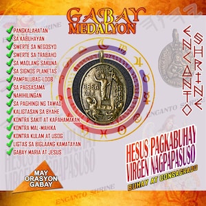 Könnte beinhalten: Eine goldfarbene Medaille mit religiösen Bildern und Text in mehreren Sprachen. Das Design umfasst eine zentrale Figur, umgeben von Text und Symbolen. Der Hintergrund ist ein Farbverlauf aus Orange und Lila.