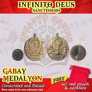 Puede incluir: Dos medallones metálicos circulares de tono bronce con imágenes religiosas en relieve, acompañados de una moneda de un peso y una de veinte pesos como referencia de tamaño. Incluye una bolsa de tela roja con cordón en la esquina inferior.