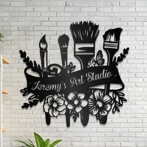 Arte de pared metálico para estudio de arte, letrero de artista, letrero personalizado con el nombre del pintor, letrero con herramientas y materiales de arte, decoración para estudio de arte, regalo para amantes del dibujo.