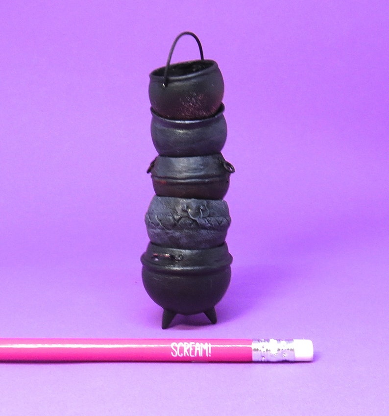 Mini HALLOWEEN Witches /& Wizards Cauldron Guide Book Dollhouse 1:12 scale