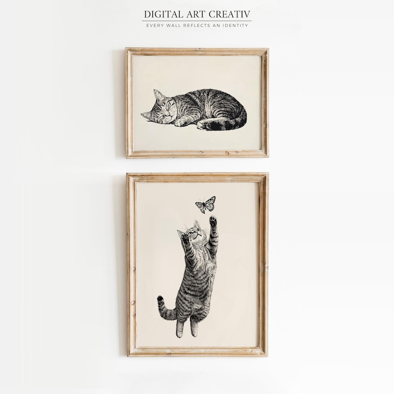 Pode incluir: Duas impress&otilde;es emolduradas de gatos em estilo vintage. A impress&atilde;o superior mostra um gato dormindo, enquanto a impress&atilde;o inferior retrata um gato alcan&ccedil;ando uma borboleta. As impress&otilde;es est&atilde;o em molduras de madeira, com o texto "DIGITAL ART CREATIV" e "EVERY WALL REFLECTS AN IDENTITY".