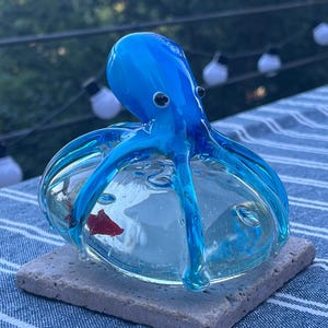 Handgefertigtes Glas-Paperweight mit blauem Kraken und kleinen Fischen - Aquarium-Deko, Schreibtischbeschwerer oder Wohnakzent