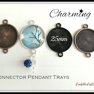 以下が含まれることがあります： 25mm のコネクターペンダントトレイが 4 つ。2 つのトレイは渦巻き模様のシルバー、1 つは青と白の花柄のシルバー、1 つは渦巻き模様のブラックです。