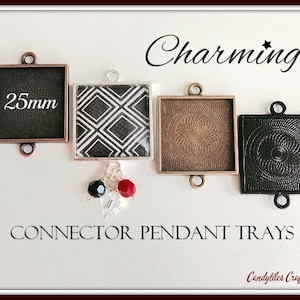 以下が含まれることがあります： 銅、銀、ブロンズ、黒の正方形コネクタペンダントトレイ4つ。1つのトレイには25mmと記載。幾何学模様やテクスチャ加工など、トレイのデザインは様々です。「Charming」の文字が上に書かれています。