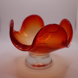 Hermoso cuenco vintage de vidrio con cuatro hojas de color naranja y tallo redondo