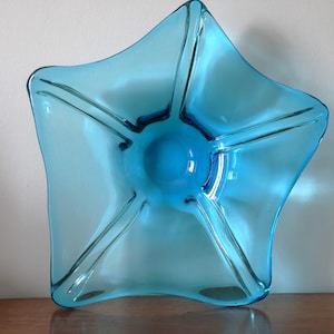 Hübsche Vintage sternförmige blaue Kunstglas-Konsole / Obstschale.  31cm im Durchmesser