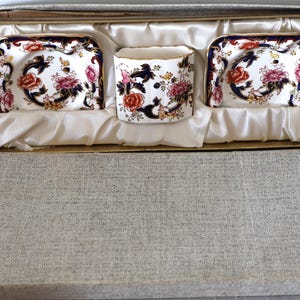 Seltenes antikes Mason&#39;s Ironstone Komplettes Zigarettenset - 2 Aschenbecher plus Zigarettenhalter - Mandalay-Muster. In originaler Silk Lined Box