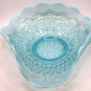 Cuenco de vidrio Jefferson antiguo con tres esquinas azules, borde opalescente, &quot;Many Loops&quot;.