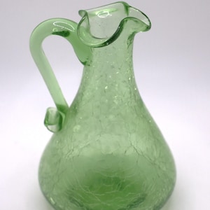 Vaso in vetro craquelé verde: brocca soffiata a mano