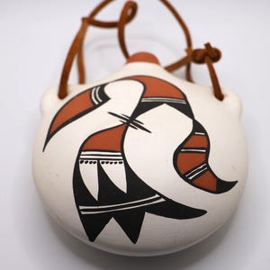 Acoma Pueblo Keramik Flachmann Signiert &#39;Rose&#39; mit Original Lederband