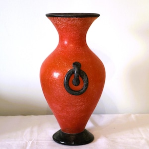 Prachtige vintage oranje scavo-vaas met aangebrachte decoratie