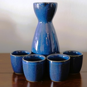 Wunderschönes Steingut Sake Set - Krug und 4 Tassen