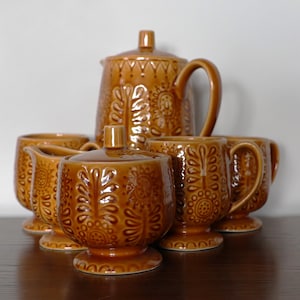 Retro MCM Japanese Tea/Coffee Set. 8 Pieces in Beautiful Harvest Wheat Color with Embossed Pattern